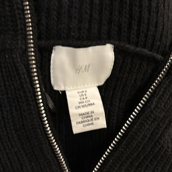 H&M Black/White Zippered Neck Tunic Sweater w/Side Slits…Excellent Condition - Picture 3 of 8
